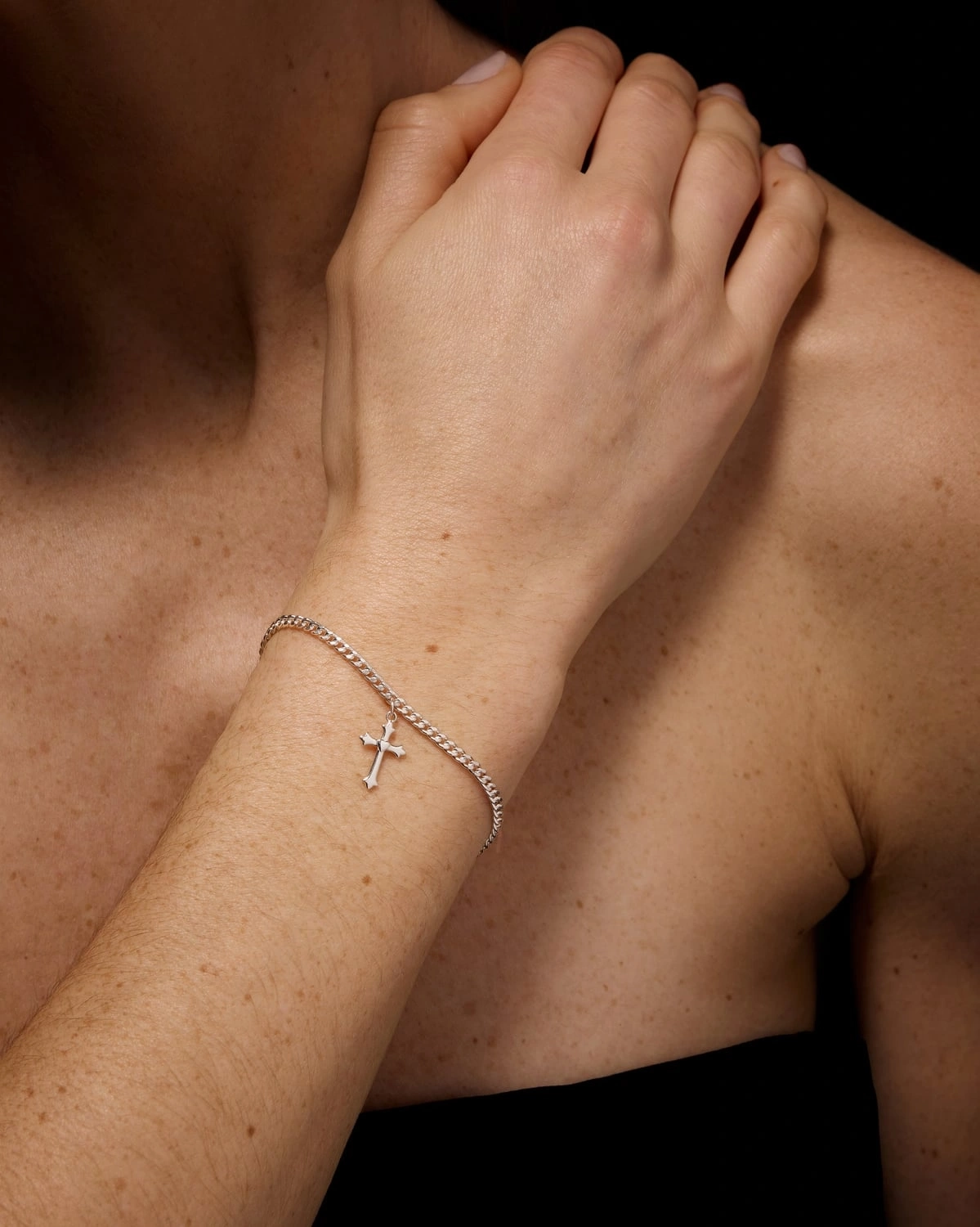 verzierte Armband „Tiny Devotion“ aus Silber von Maria Nilsdotter symbolisiert Treue und Stärke.