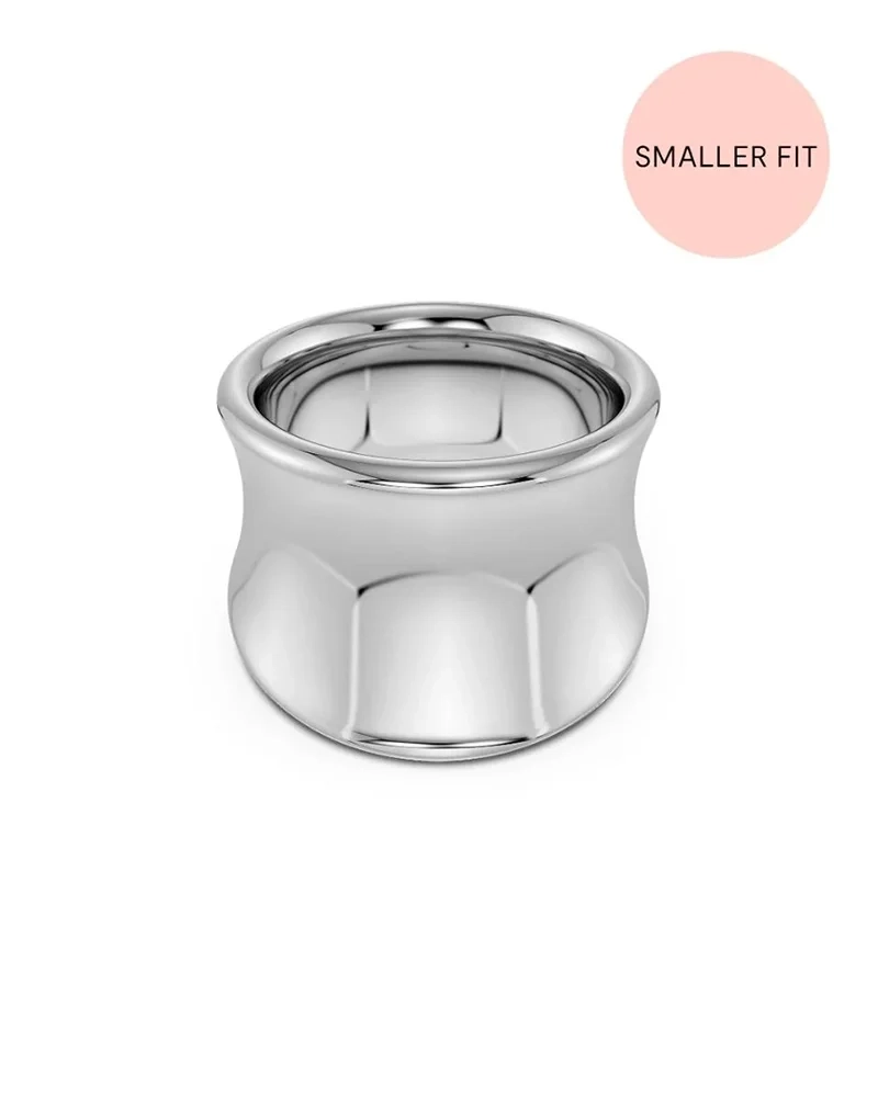 elegant och stilren ring i rostfritt stål med en polerad yta