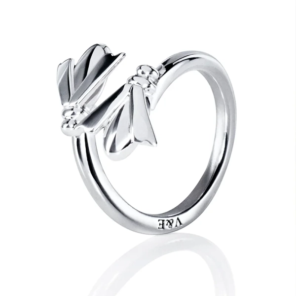 Oh Babee Ring i silver med stiliserade bin och öppna vingar