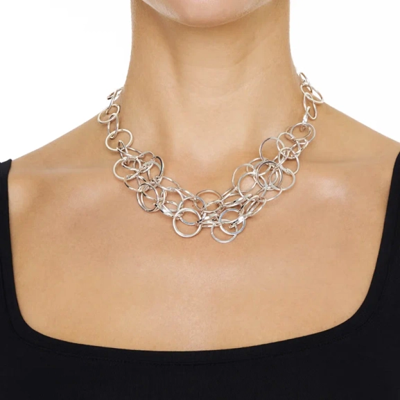 Messy Rings Collier i silver med sammanlänkade ringar i olika storlekar