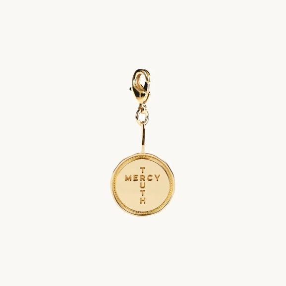 Cross Coin Charm Gold - Emma Israelsson - Snabb frakt & paketinslagning - Nordic Spectra