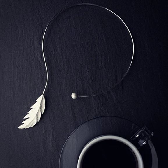 Feather Bangle Neck Flex Silver -CU Jewellery - Snabb frakt & paketinslagning - Nordicspectra.se
