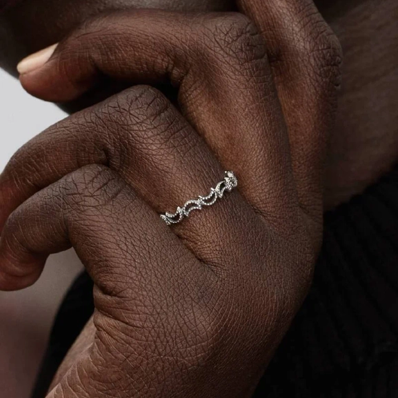 die eine bezaubernde Reihe miteinander verbundener Monde bilden.