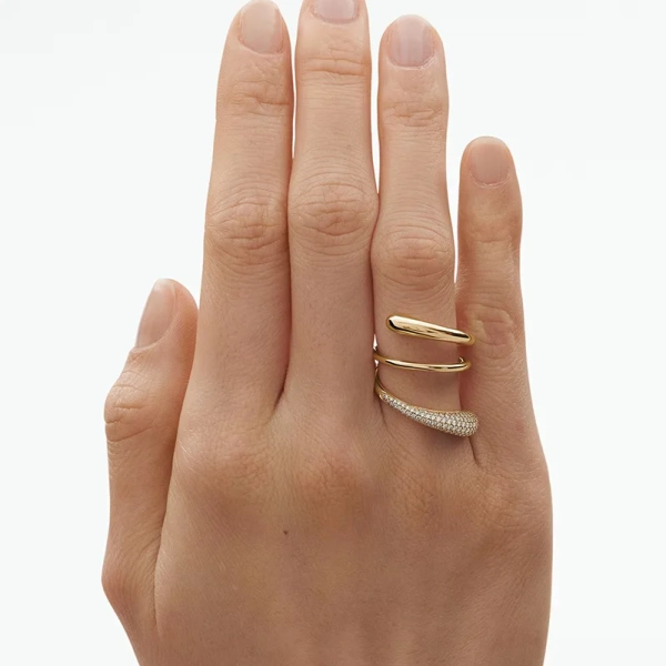 Mercy Twist Ring i 18K guld med pavéinfattade diamanter