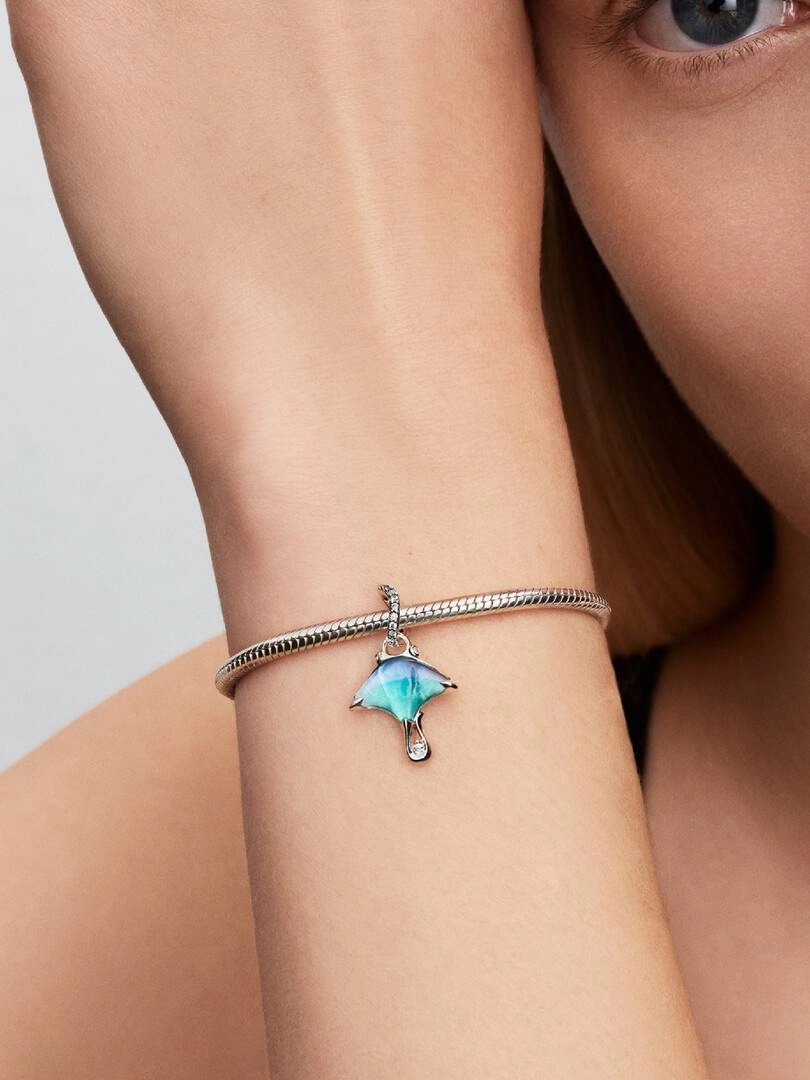 cubic zirconia och gravyr "Free spirit".