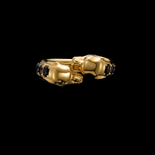 Der Ring „Nocturnal Guardian“ aus 18-karätig vergoldetem Silber mit schwarzem Spinell und Amethyst ist von dem Geheimnis der Nacht inspiriert.