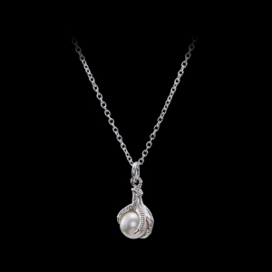 Maria Nilsdotterin suunnittelema hopeinen kynsihelmikaulakoru