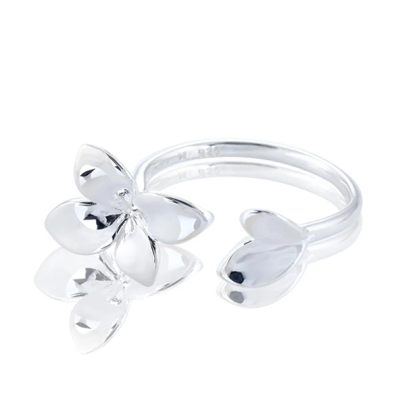 öppen ring i blankt silver med mjukt formade blommor