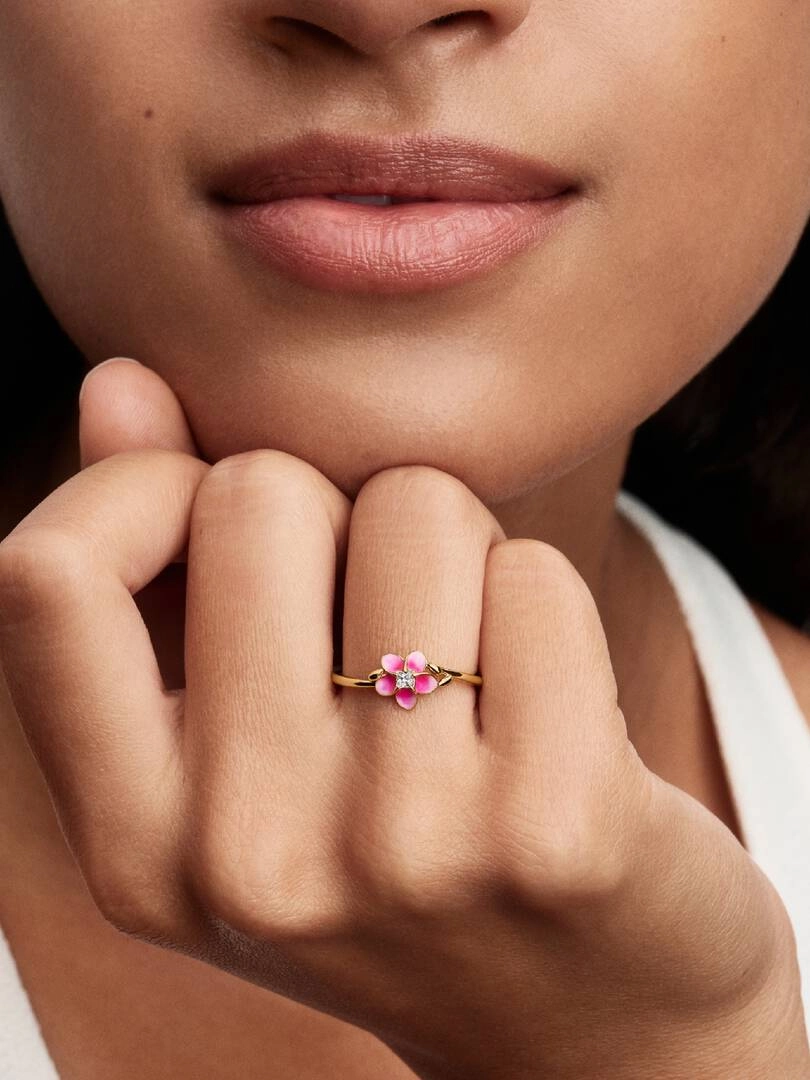 Disney Moana Blomma Ring Guld från Pandora med rosa emaljblomma och gnistrande sten på guldpläterad yta.