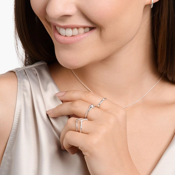 Ring V-formad med Vita Stenar - Thomas Sabo berlock - Snabb frakt & paketinslagning - Nordicspectra.se