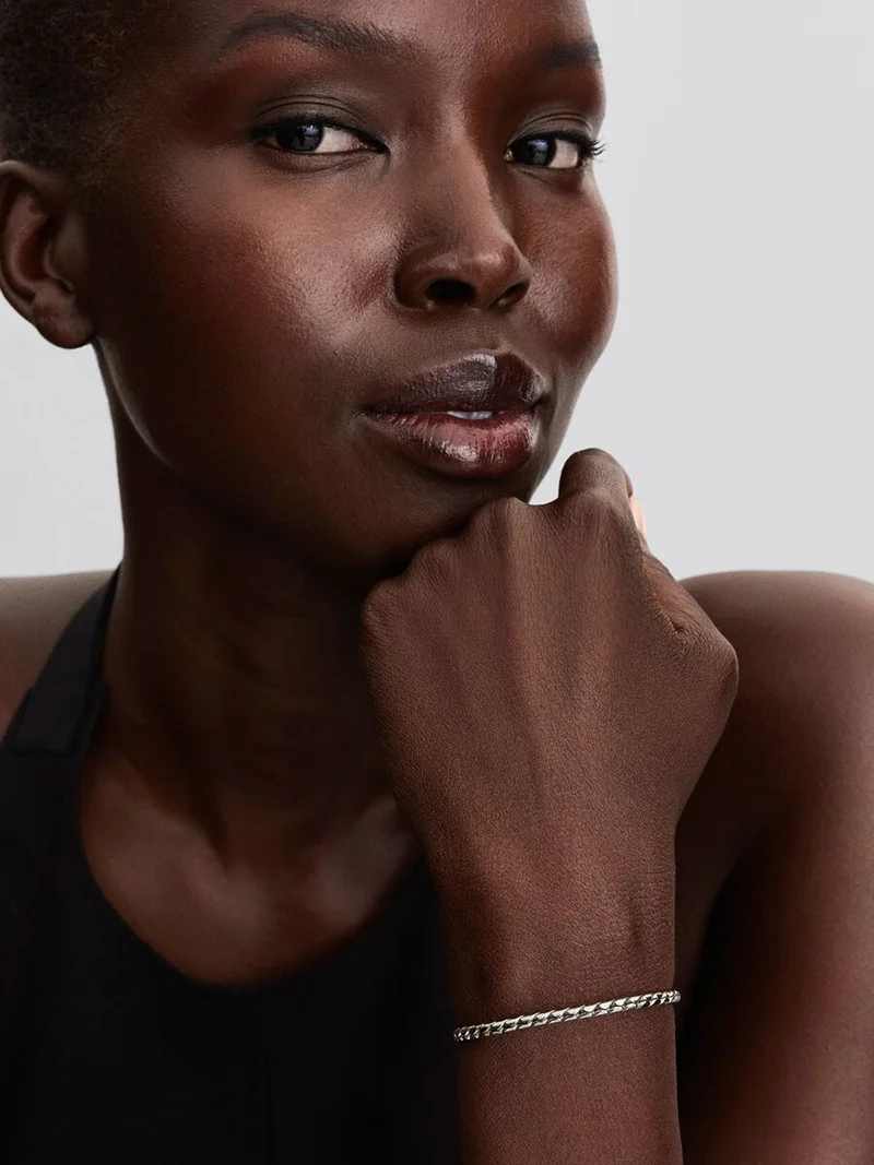 perfekt för att förstärka din personliga stil med elegans och karaktär. Låt din unika historia skina med denna ikoniska design.