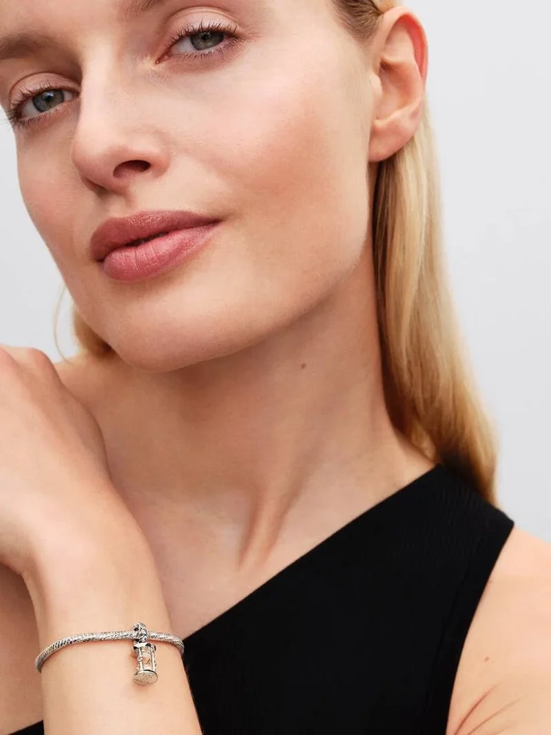 Timglas Hängberlock från Pandora Moments. Smycket i sterlingsilver är berikat med kubisk zirkonia och stenar som dansar inuti. Ingraverat med orden "TIME IS PRECIOUS".