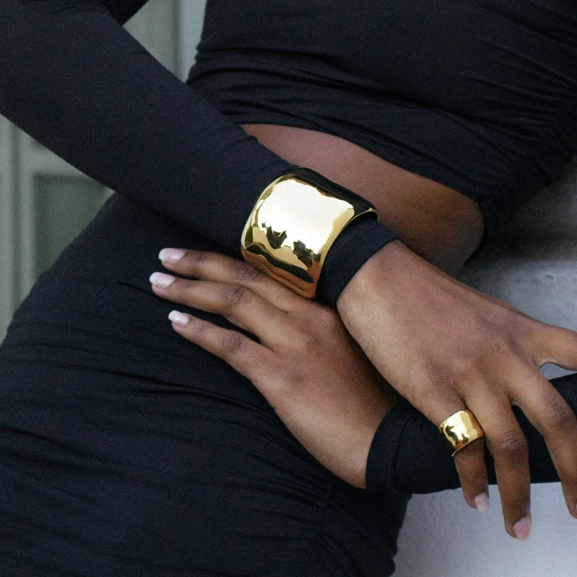 Flowy Bangle Gold - Edblad - Snabba leveranser - Gratis paketinslagning