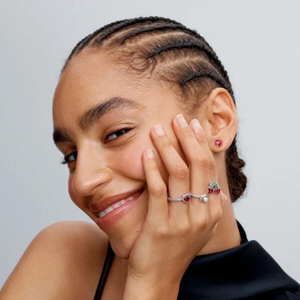 Disneyprinsessan Ariel Pärlring i sterlingsilver med vit sötvattenspärla och glittrande stenar längs bandet. Inspirerad av Ariels resa och mod att vara sann mot sig själv. En symbol för att följa dina drömmar.