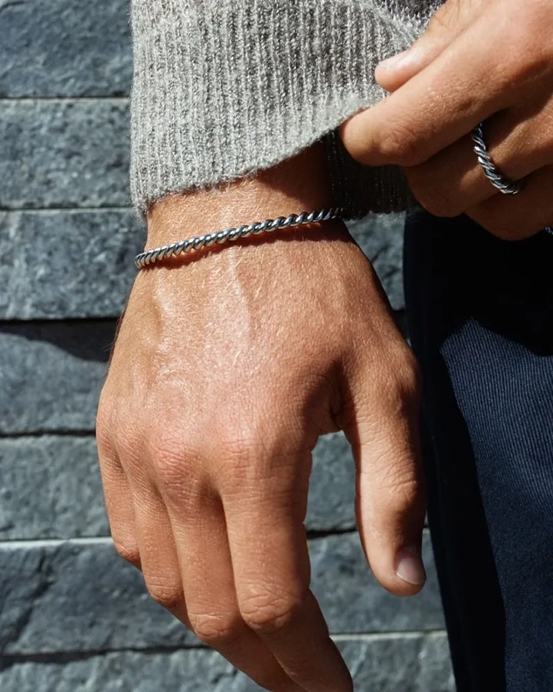 i rostfritt stål med elegant tvinnad design