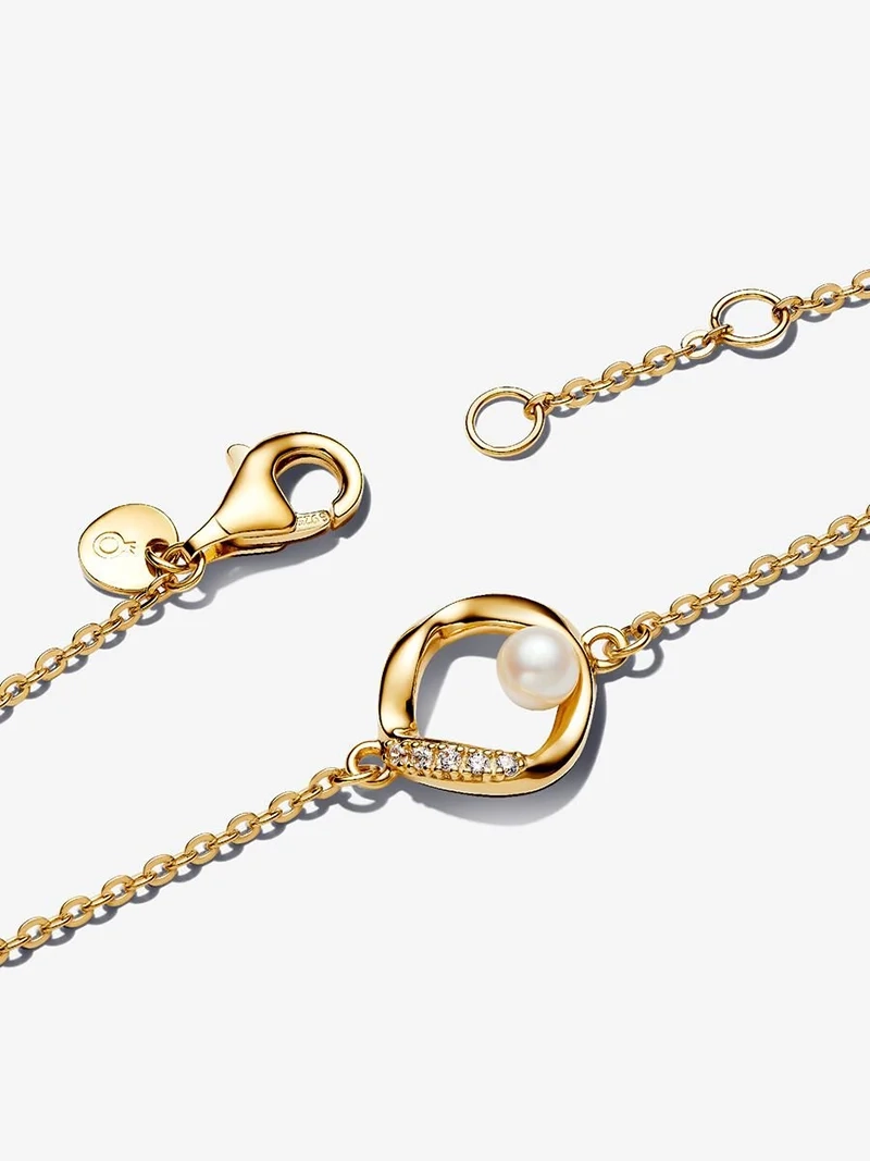 Armband med Organiskt Formad Sötvattenpärla Guld - Pandora Essence kollektion. Smyckad med gnistrande stenar och unikt behandlade pärlor för en subtil känsla av lyx.