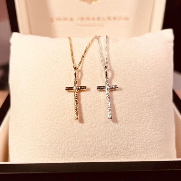 Organic Cross Necklace Gold - Emma Israelsson - 1-2 dagars leverans &  gratis paketinslagning