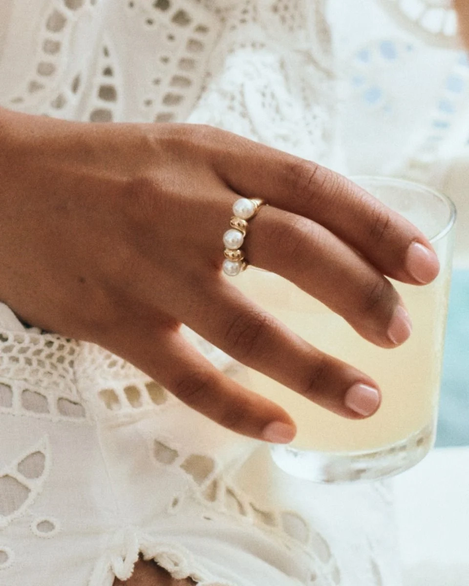 Ring i 14K guldpläterat stål med tvinnad design och tre skimrande pärlemorpärlor från Edblad Margot-kollektionen.