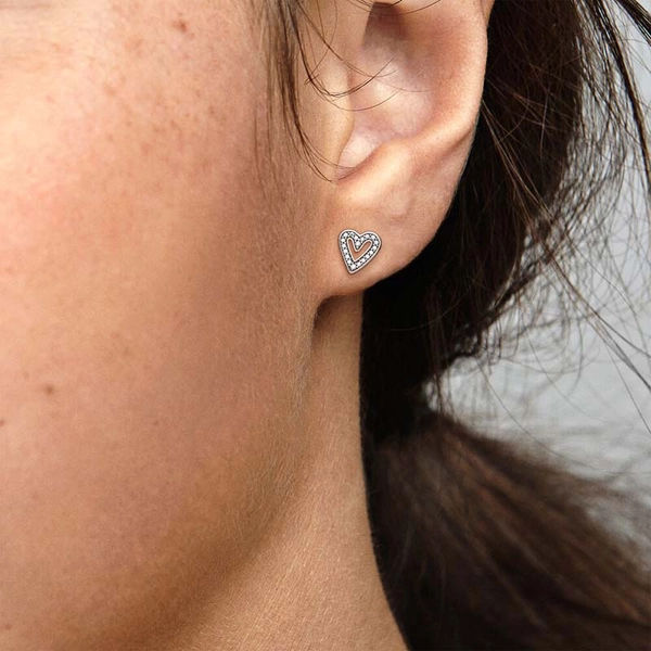 Funkelndes Freihand-Herz Ohrstecker von PANDORA, Schneller Versand - Nordicspectra.de