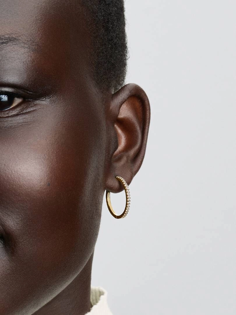 Glittrande Hoops Mellan Guld från Pandora – eleganta örhängen med pavéinfattade cubic zirconia och 14K guldplätering.