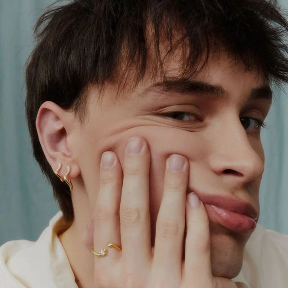 Yasmine 8 Huggie Gold - Maria Black - Snabb frakt & paketinslagning - Nordic Spectra