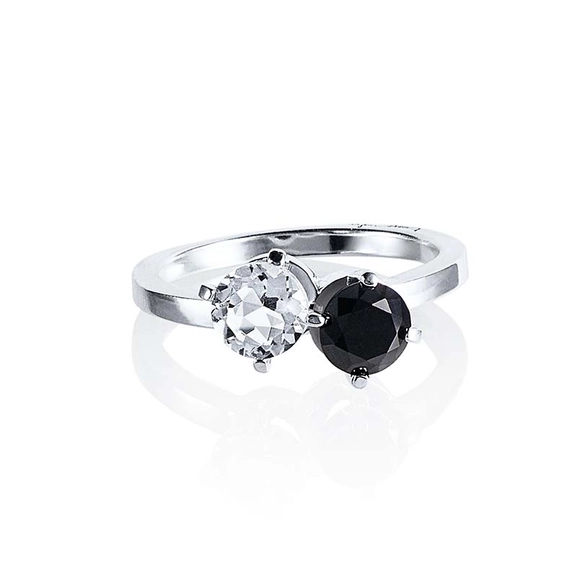 The Storm & I Ring Crystal Quartz/Onyx - Efva Attling - Suuri valikoima & ilmainen lahjapaketointi - Nordicspectra.fi