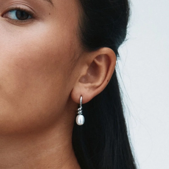 Swivel presentset med halsband och örhängen i blankt stål och droppformade pärlemorpärlor