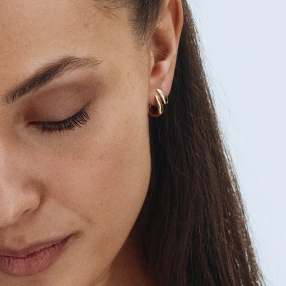 ger intryck av två örhängen.