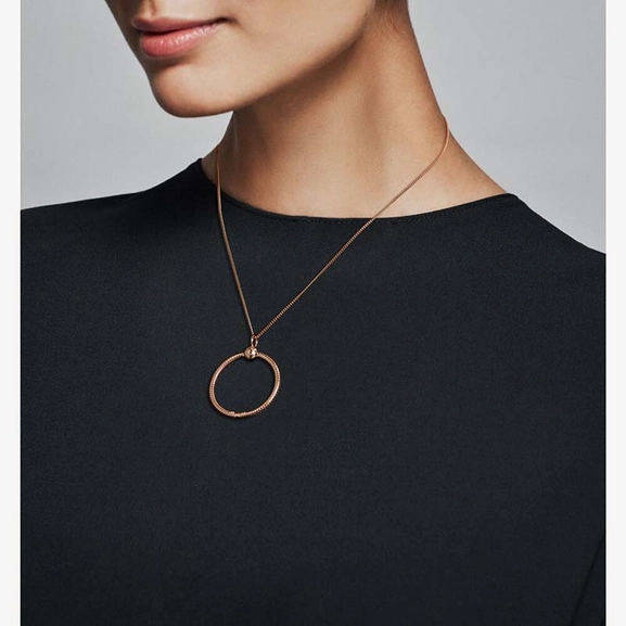 Moments Medium O Pendant Rosé - PANDORA - Snabb frakt & paketinslagning - Nordicspectra.se