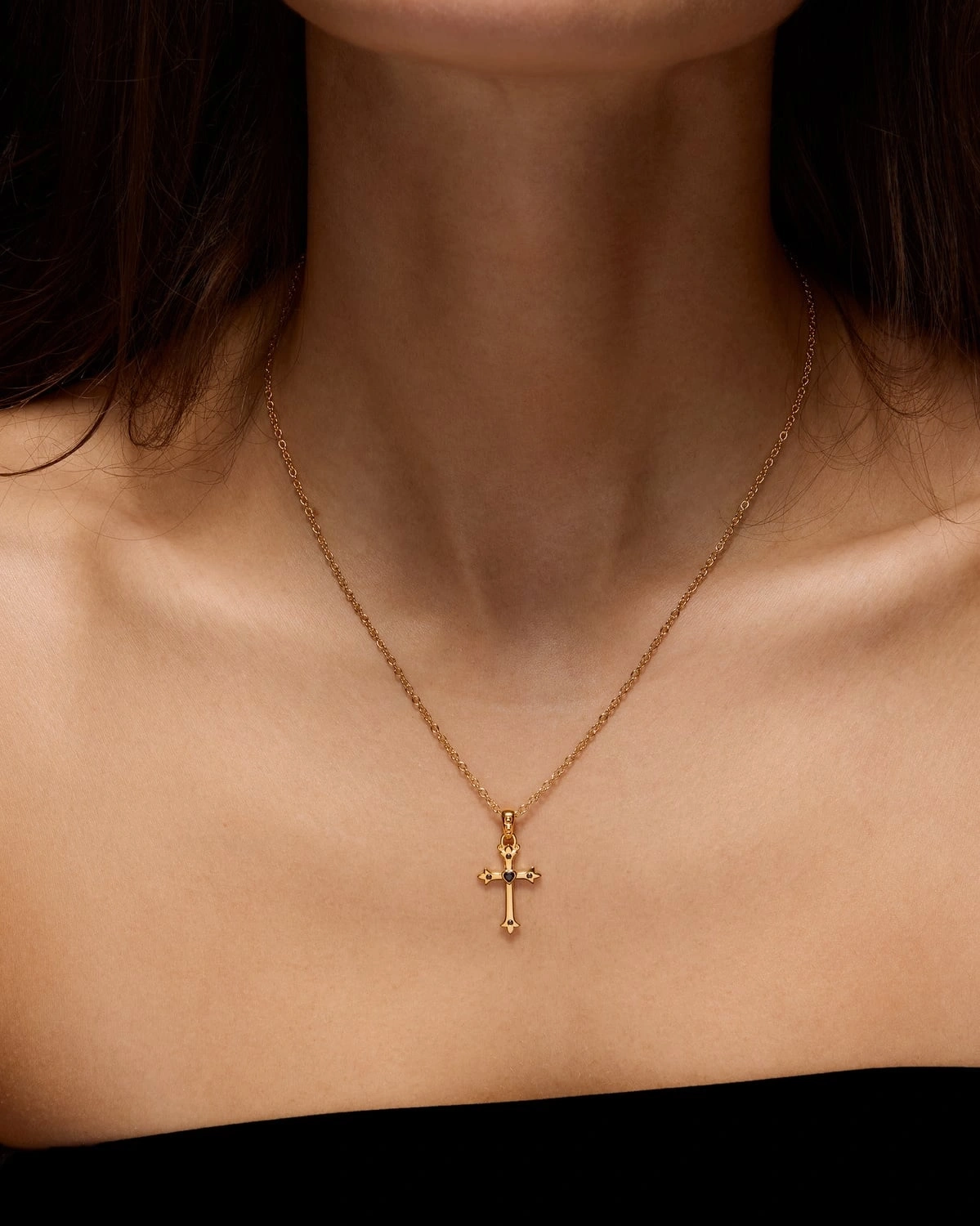 kultaa ja mustaa spinelliä