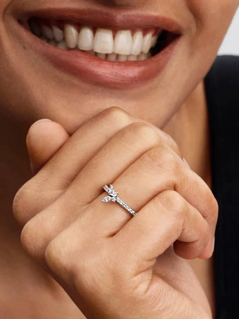 En vacker ring från Pandora med en förtrollande fjäril i sterlingsilver och kubisk zirkonia. Symbol för skönhet och förvandling