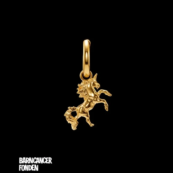 Mini Unicorn Ohrring Barncancerfonden Gold: detaillierter Einhorn-Ohrring aus 18-karätig vergoldetem Silber von Maria Nilsdotter.