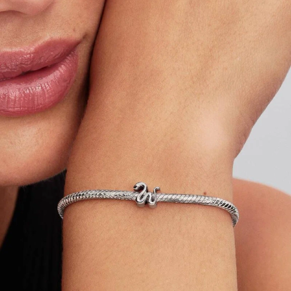 symbolinen ja energinen. Anna sen mysteerin lumota ympäristösi ja tule rakkaaksi osaksi korukokoelmaasi.