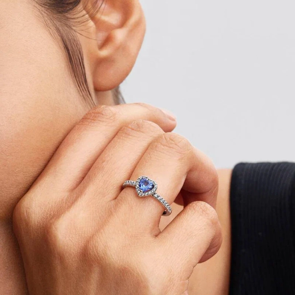 Symbol für Leidenschaft und Stil. Eleganz und Schönheit ziehen bewundernde Blicke auf sich. Lassen Sie Ihre Persönlichkeit mit diesem fantastischen Schmuckdetail erstrahlen.