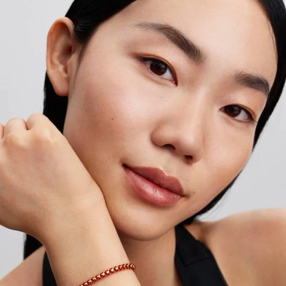 Flätat armband med röd tygdetalj i guld från Pandora Moments. Skapa en glamorös stil med detta elegant designade armband i 14 karat guldplätering och livligt rött textilsnöre.