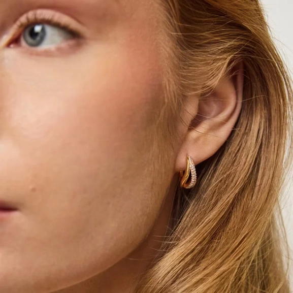 dubbla hoops i 18K guldpläterad mässing med pavé-satta zirkoner