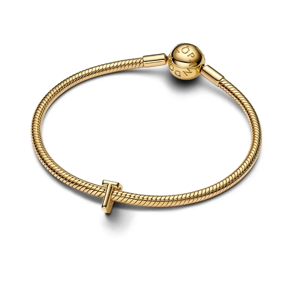 Bokstaven T Berlock Guld från Pandora Moments. Ge din stil en personlig känsla med denna vackra bokstavsberlock i 14K guldpläterad metall.