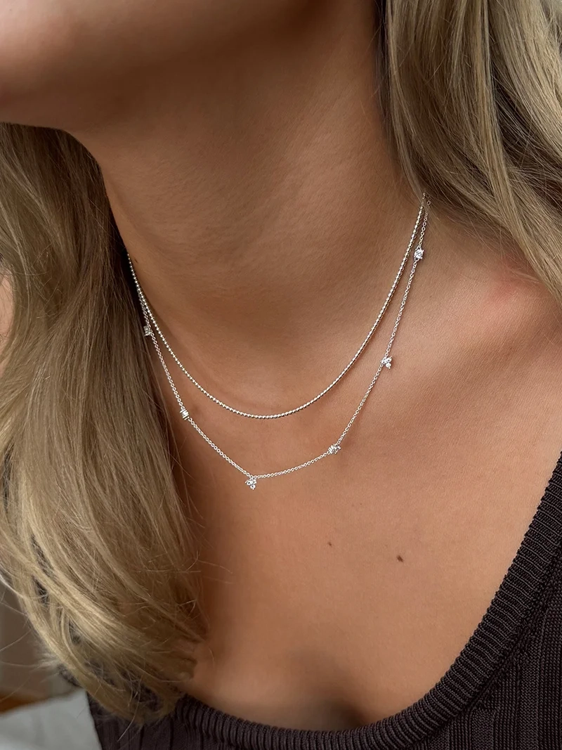 ett stilrent halsband i återvunnet 925 silver med nätt kulkedja och elegant skimmer.