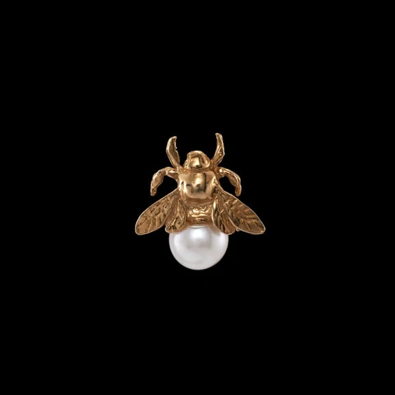 Bumblebee Pearl Ear Stud - Maria Nilsdotter - 1-2 dagars leverans - Nordic Spectra