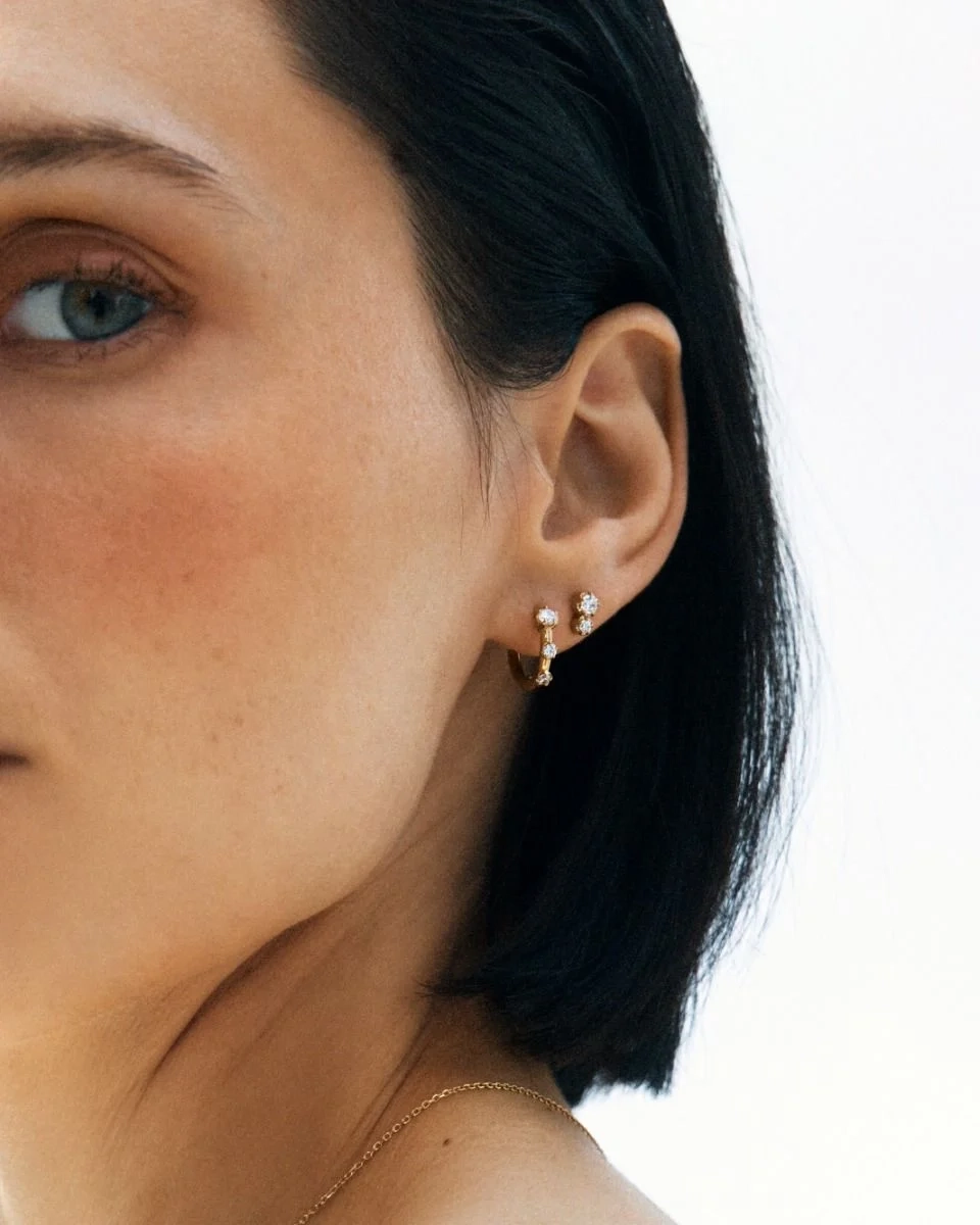 Guldpläterade örhängen från Edblad med två gnistrande cubic zirconia-stenar i olika storlekar