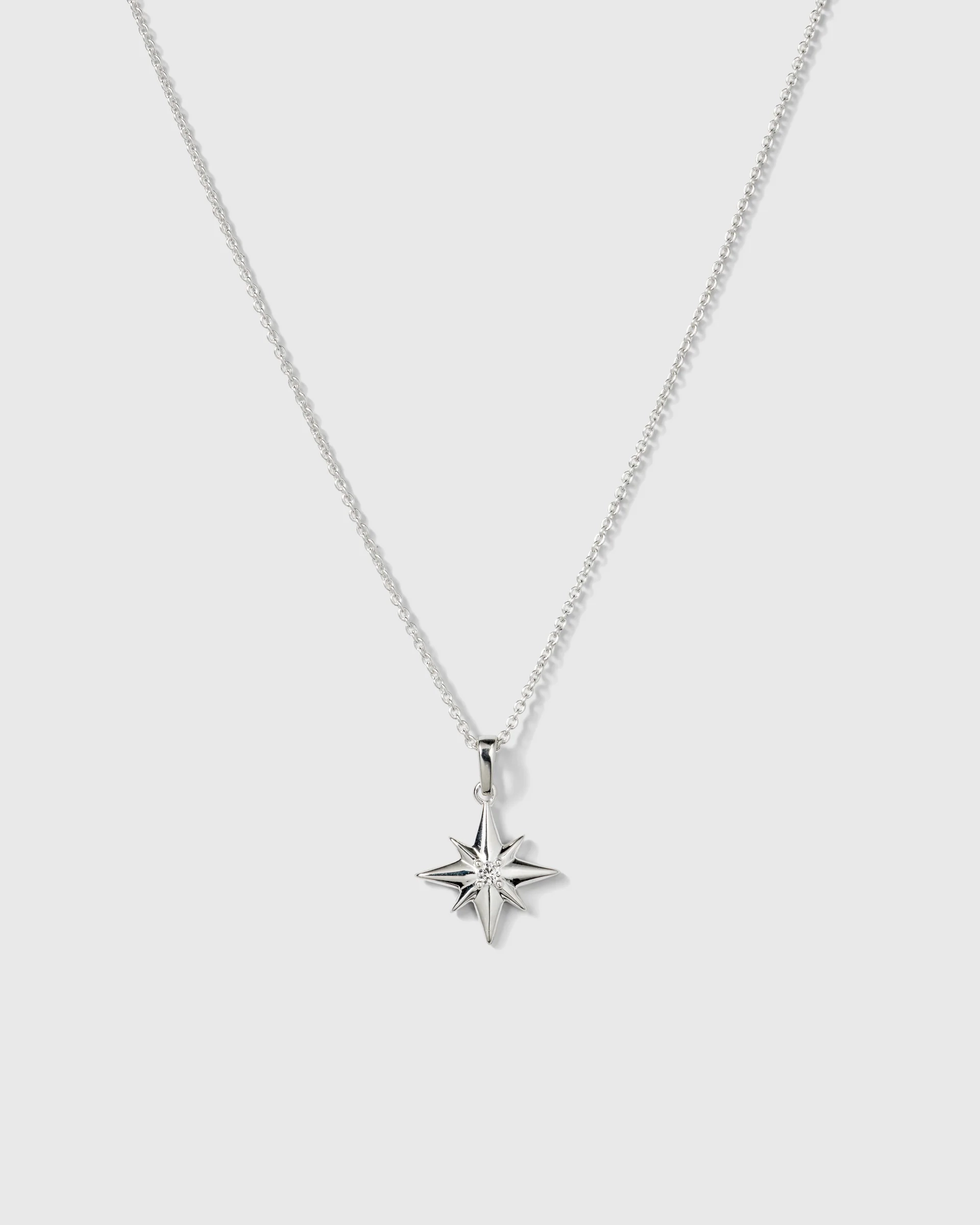 Set med Herringbone Twisted Necklace och North Star Big Necklace från Syster P.