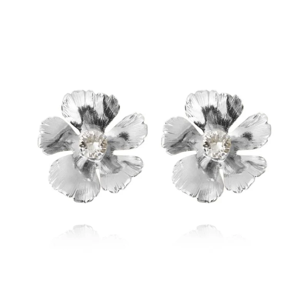 Blomformade örhängen i rhodiumpläterad mässing med glittrande Swarovski-kristaller från Caroline Svedbom