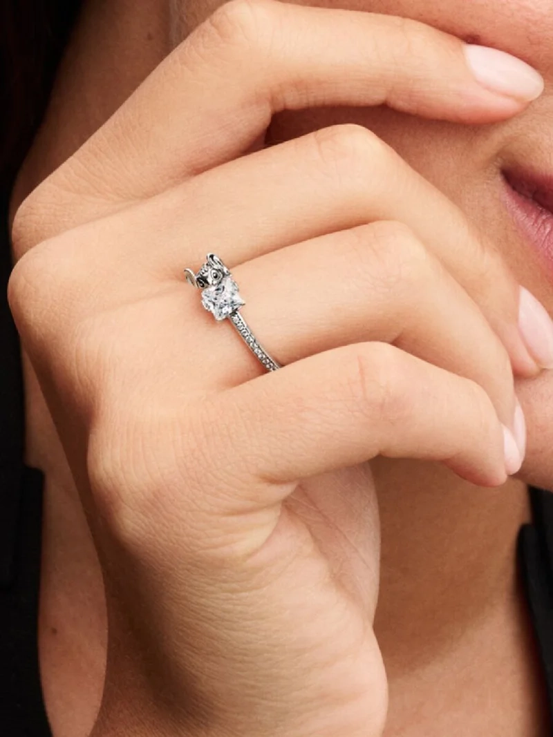 Disney Stitch & Stone-ring i sterlingsilver med gnistrande kubisk zirkonia och djupsvart emalj som fångar Stitchs ikoniska konturer. Idealisk accessoar för Disney-entusiasten som vill addera glans till sin stil.