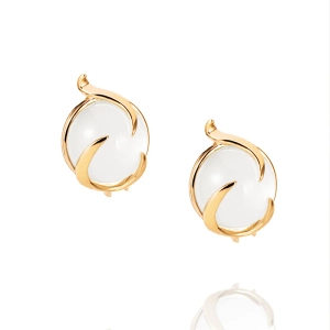 Frö Ear Gold Plated örhängen i 18K guldpläterat silver med cabochonslipad månsten