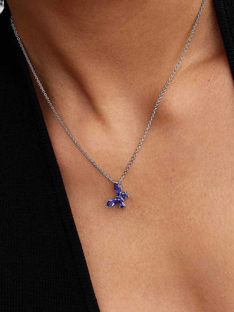 jossa markiisikuvio ja päärynänmuotoiset siniset kristallit sterlinghopeasta. Anna tämän elegantin korun parantaa tyyliäsi ja lisätä kimallusta asuun.