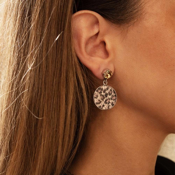 Chole Earrings Leopard - Caroline Svedbom - Snabb frakt & paketinslagning - Nordic Spectra