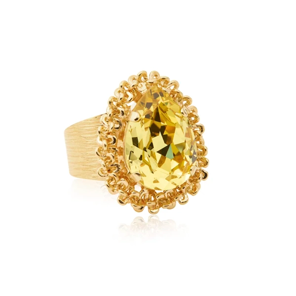 Guldfärgad ring med en mörk jonquil-sten i mitten