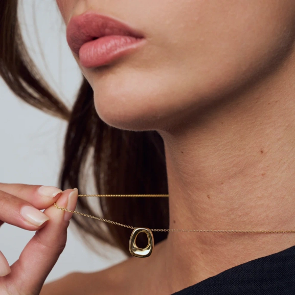 elegant 18K guldpläterat silverhalsband med en liten