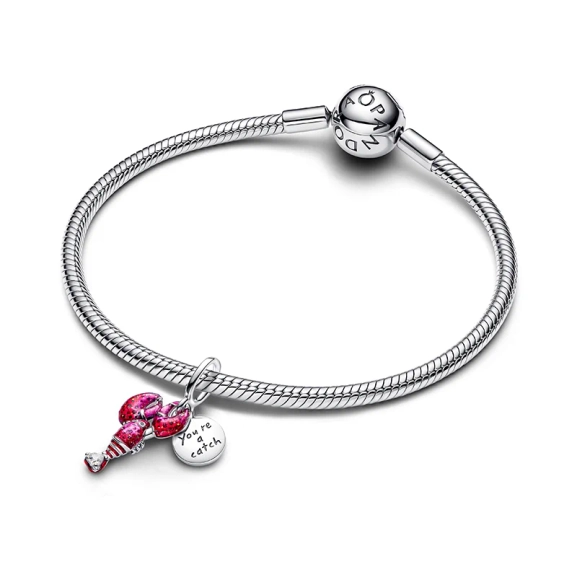 Sterlingsilver hummerberlock med hjärtslipad zirkonia och röd emalj. Graverad med "you're a catch". Perfekt gåva för Alla hjärtans dag.