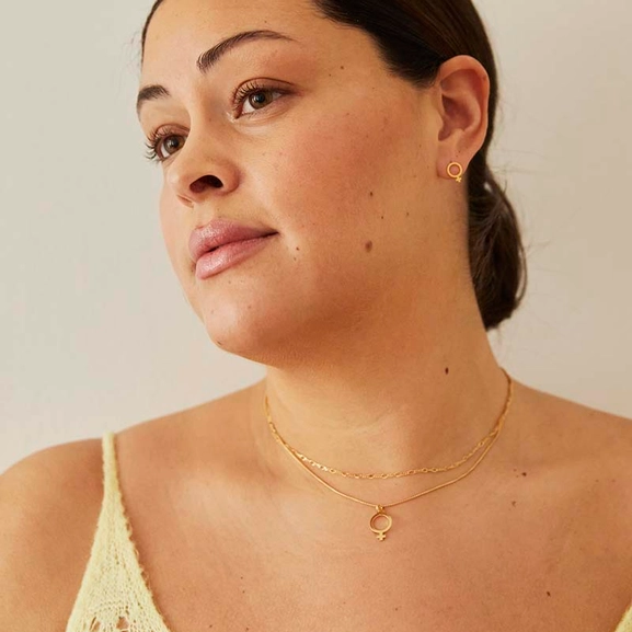 Letter Venus Big Necklace Gold -CU Jewellery - Snabb frakt & paketinslagning - Nordicspectra.se